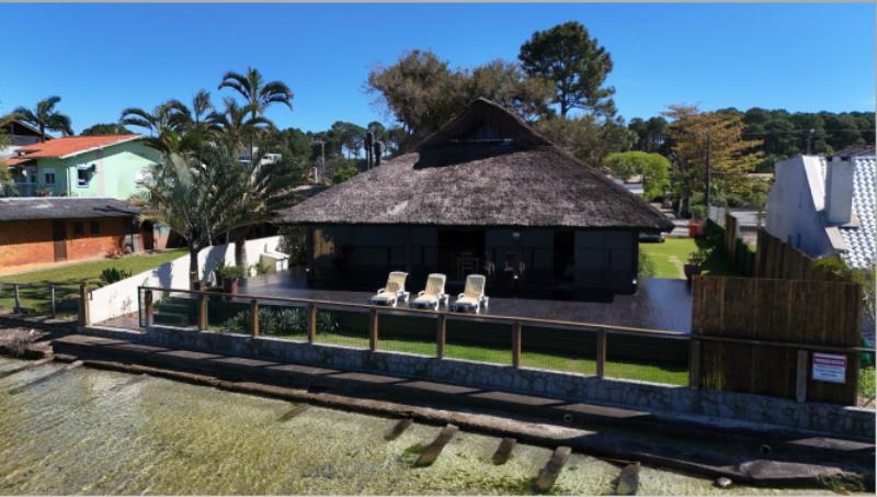 Casa-Codigo-2420-para-Alugar-na-temporada-no-bairro-Barra-da-Lagoa-na-cidade-de-Florianópolis