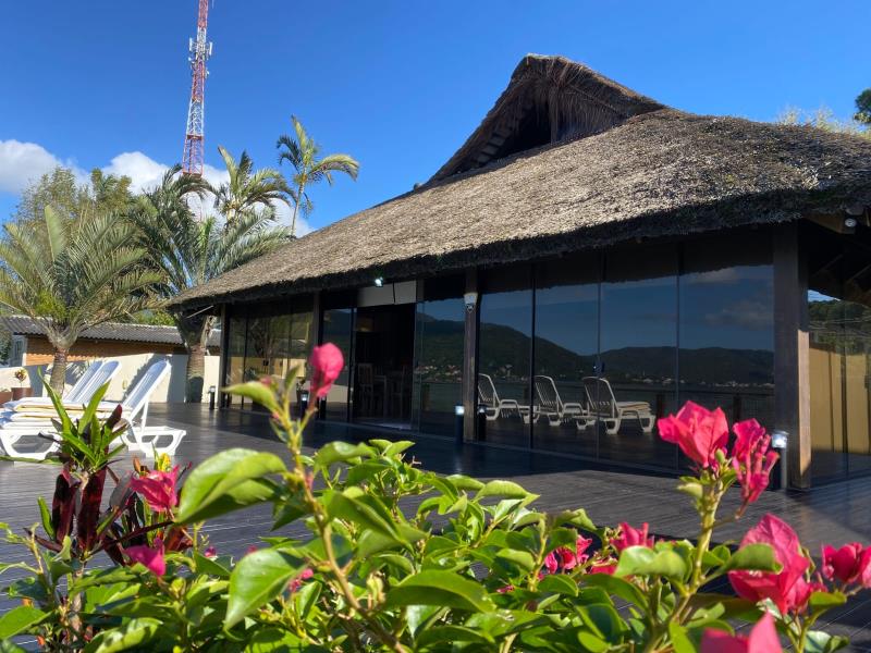 Casa-Codigo-2420-para-Alugar-na-temporada-no-bairro-Barra-da-Lagoa-na-cidade-de-Florianópolis