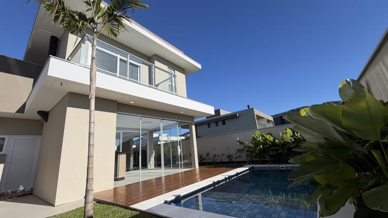 Casa-Codigo-2424-a-Venda-no-bairro-Lagoa-da-Conceição-na-cidade-de-Florianópolis