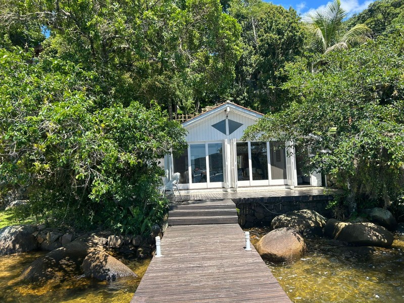 Casa-Codigo-2449-a-Venda-no-bairro-Lagoa-da-Conceição-na-cidade-de-Florianópolis