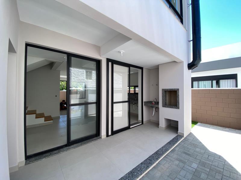 Casa-Codigo-2452-a-Venda-no-bairro-Carianos-na-cidade-de-Florianópolis