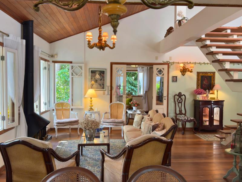 Casa-Codigo-2473-a-Venda-no-bairro-Rio-Tavares-na-cidade-de-Florianópolis