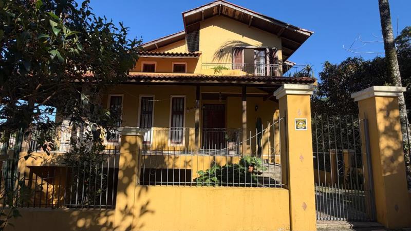 Casa-Codigo-2487-a-Venda-no-bairro-Lagoa-da-Conceição-na-cidade-de-Florianópolis