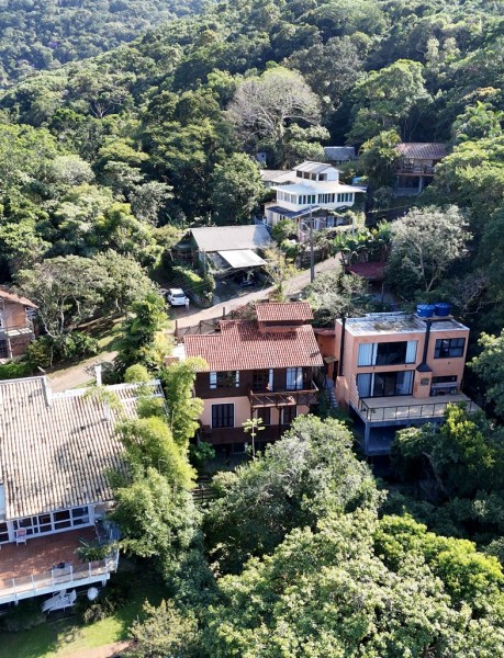 Casa-Codigo-2492-a-Venda-no-bairro-Lagoa-da-Conceição-na-cidade-de-Florianópolis