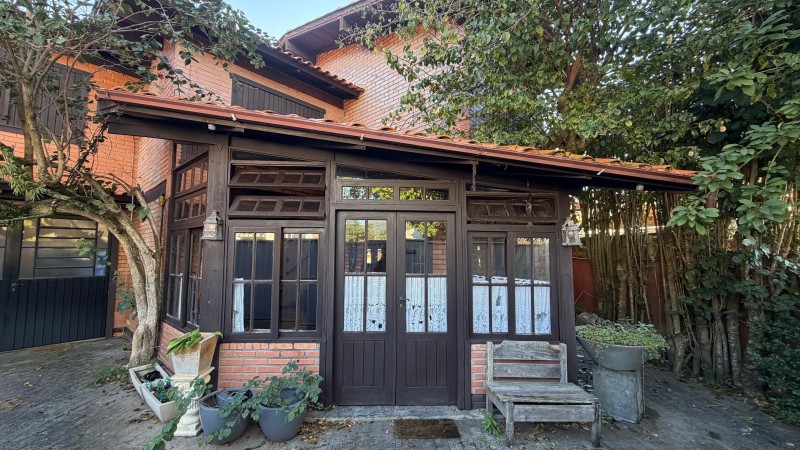 Casa-Codigo-2514-a-Venda-no-bairro-Lagoa-da-Conceição-na-cidade-de-Florianópolis