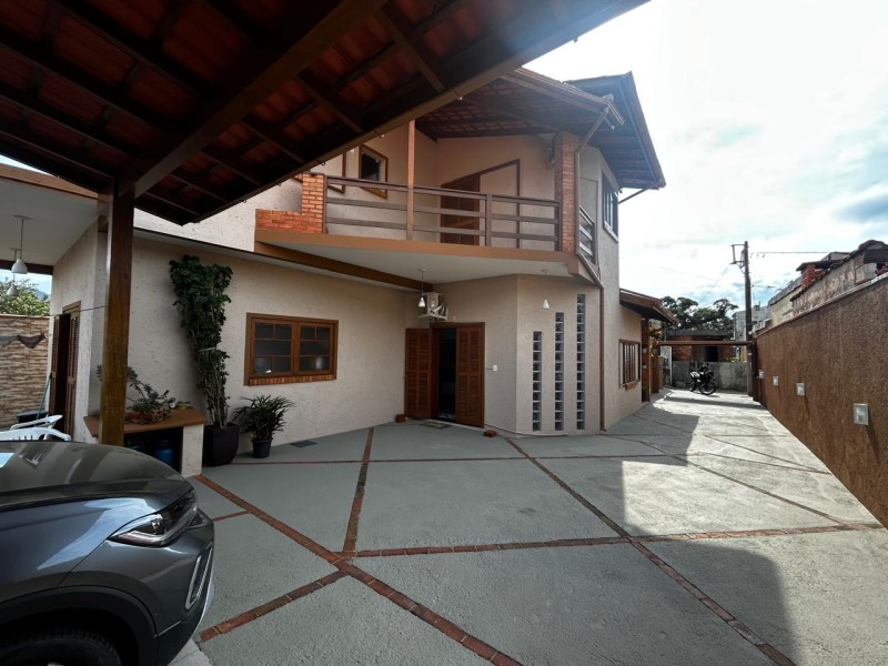 Casa-Codigo-2532-a-Venda-no-bairro-Barra-da-Lagoa-na-cidade-de-Florianópolis