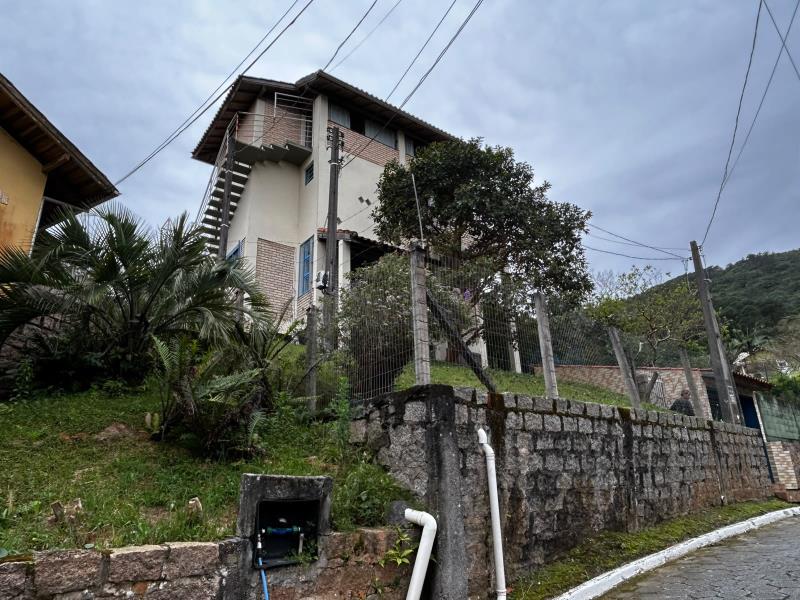 Casa-Codigo-2557-a-Venda-no-bairro-Barra-da-Lagoa-na-cidade-de-Florianópolis