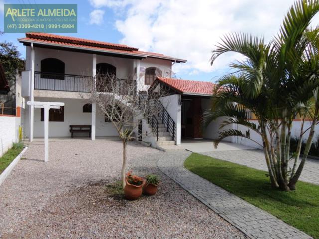 jardim e fachada casa para alugel porto belo