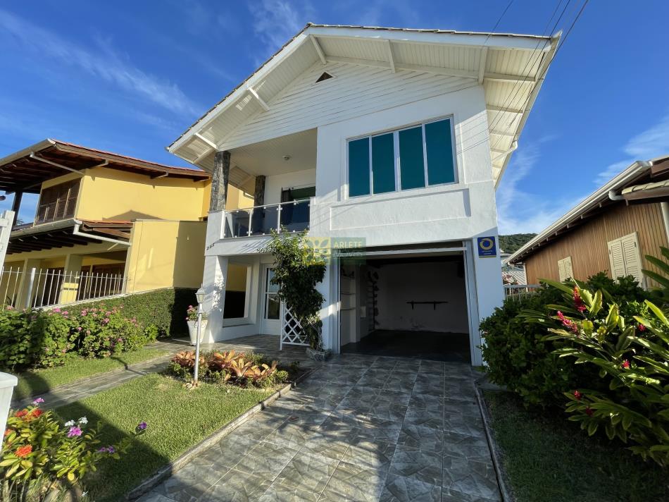 Fachada casa Estilo Neoclássico janelas pretas em condomínio Serena