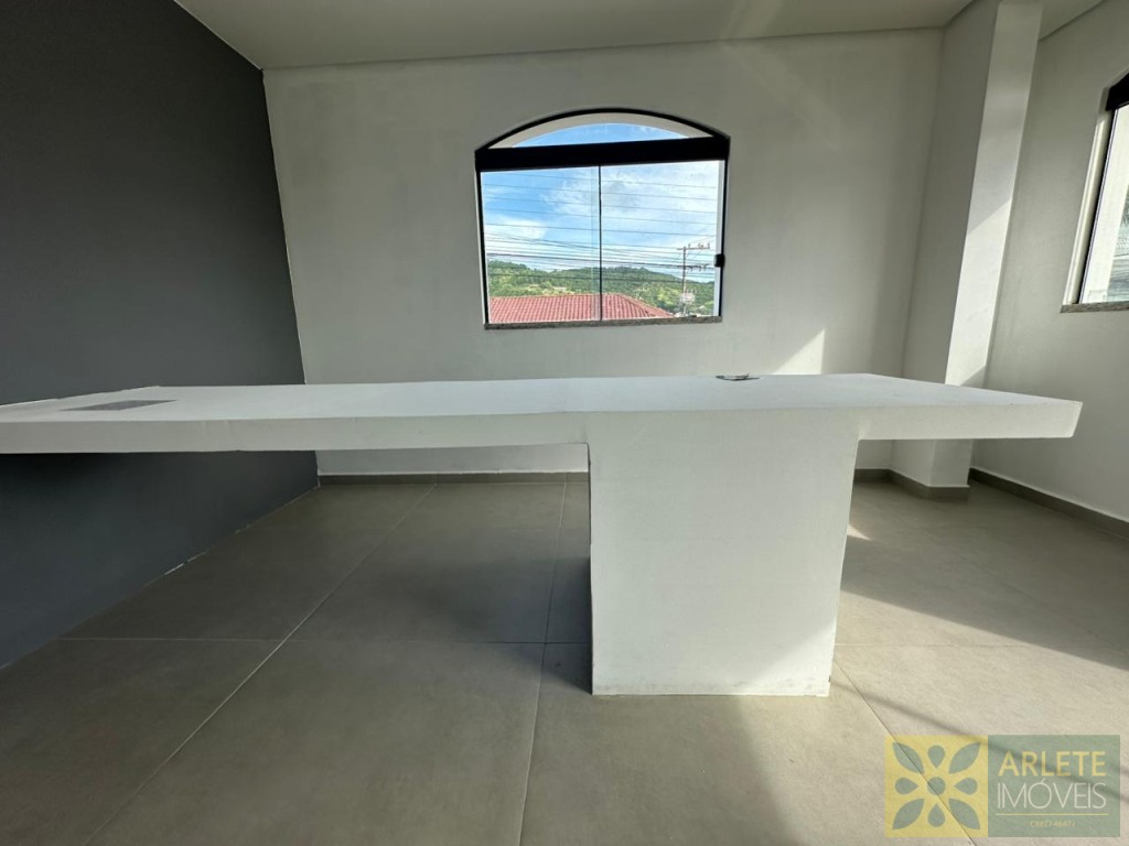SALA COM MESA