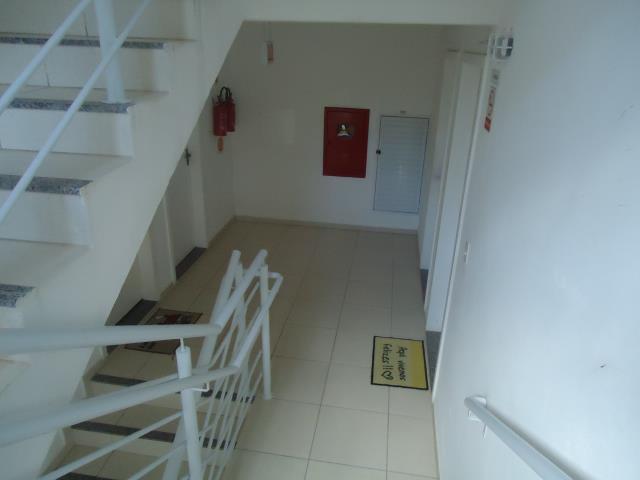 Escadaria com corrimão do residencial