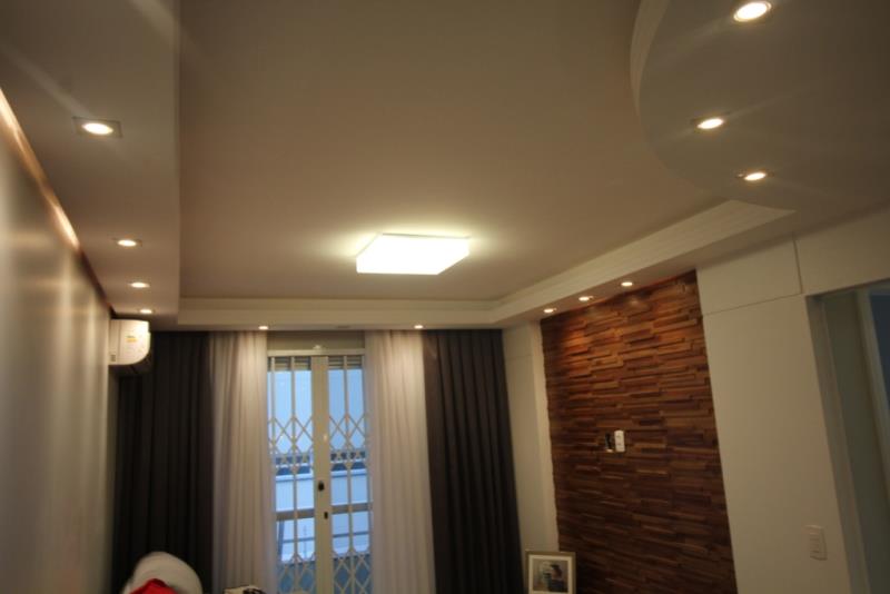 Detalhe em gessaria no teto da sala, com iluminação LED.