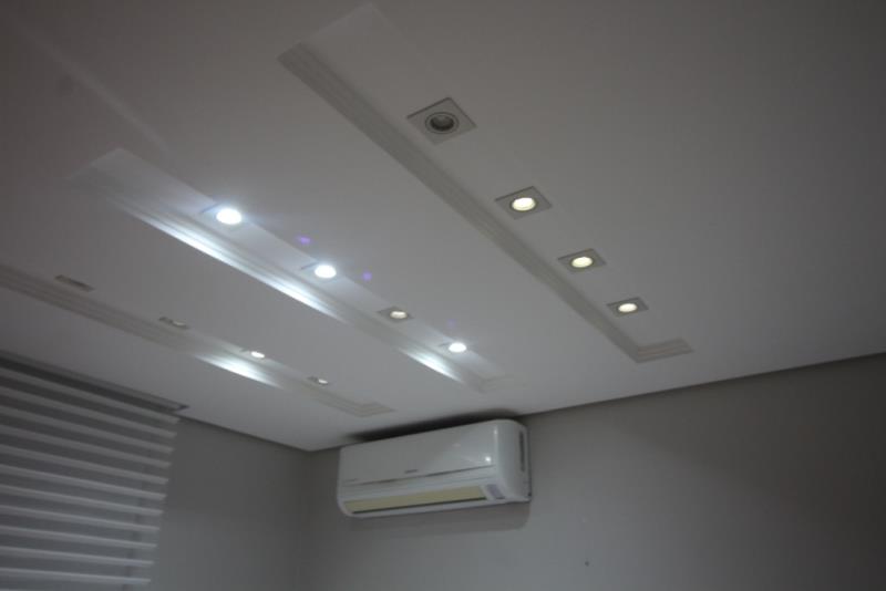 Teto do dormitório principal, com ar-condicionado split e iluminação de LED