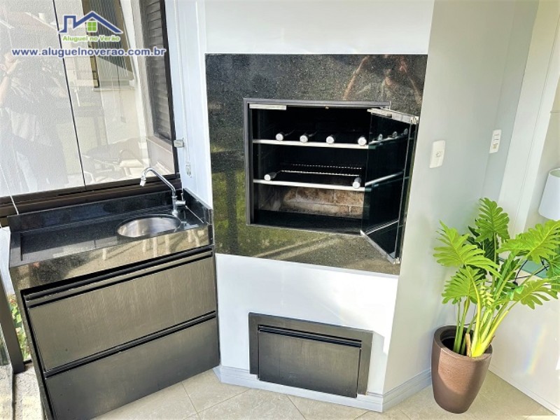 ÁREA DE  CHURRASQUEIRA