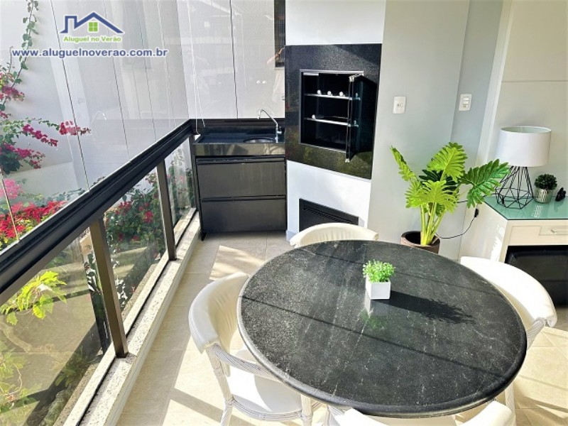 ÁREA DE  CHURRASQUEIRA