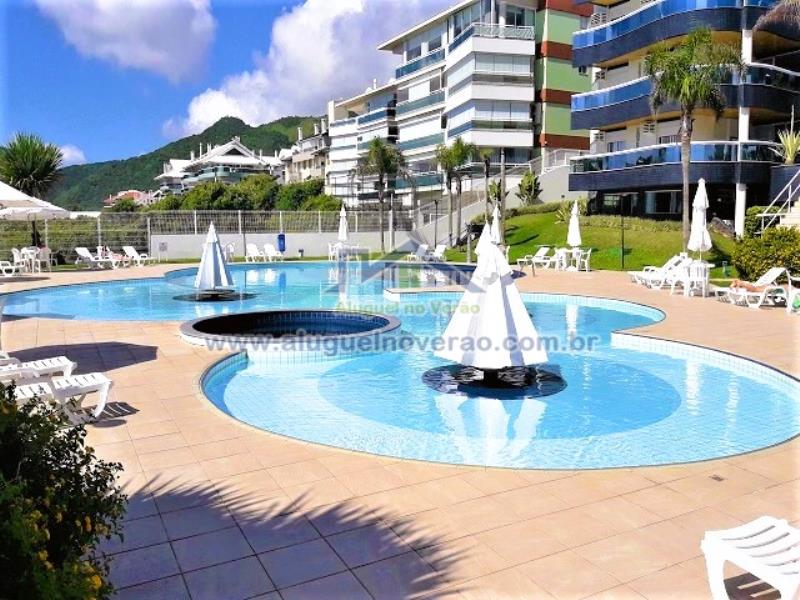ÁREA DE PISCINA