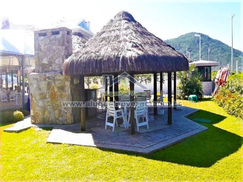 ÁREA DE CHURRASQUEIRA