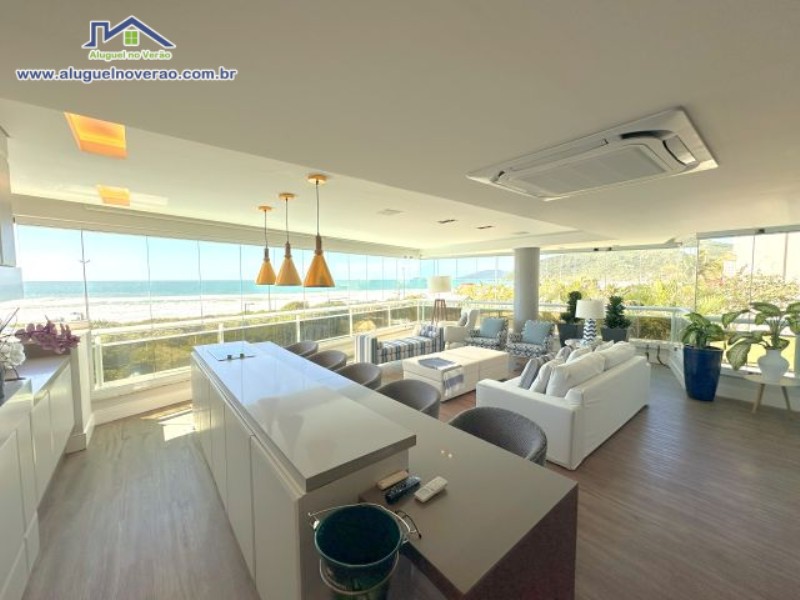 ÁREA DE CHURRASQUEIRA