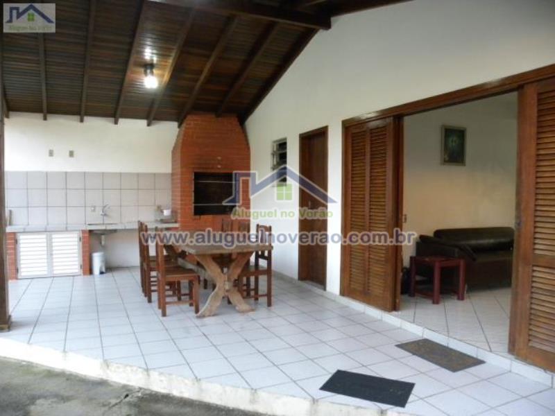 ÁREA DE CHURRASQUEIRA