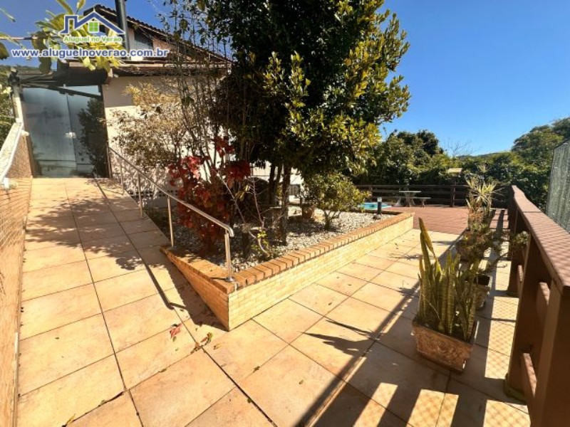 ACESSO A ÁREA DE PISCINA E QUADRA DE ESPORTE