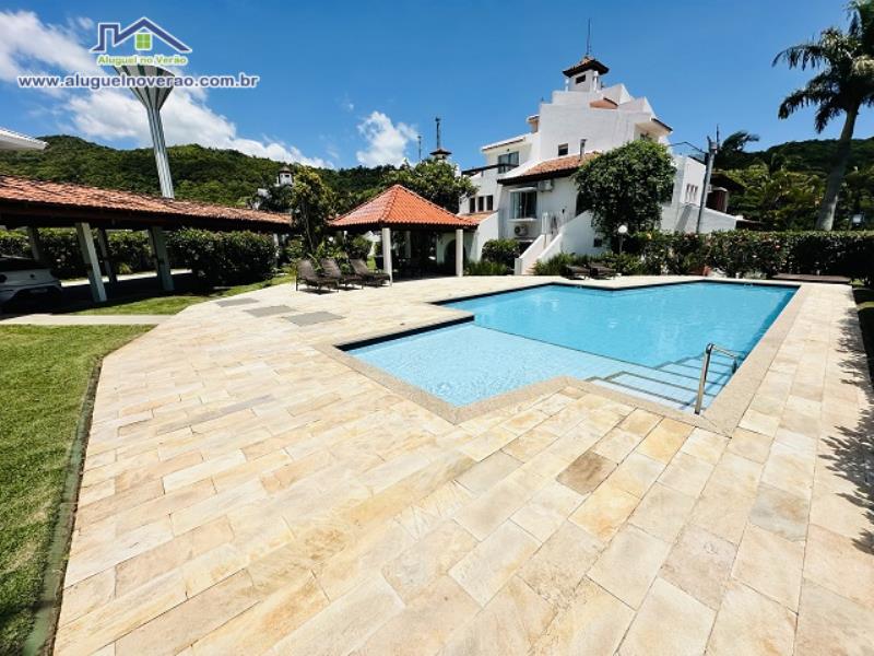 ÁREA DE PISCINA