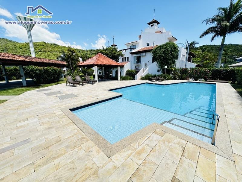 ÁREA DE PISCINA