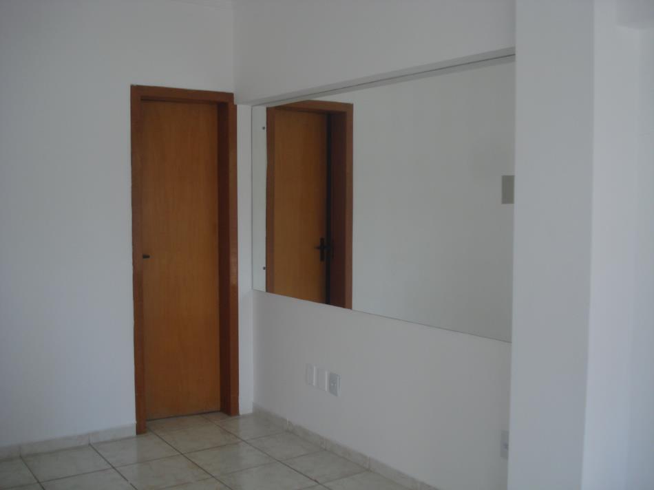SALA - 08 PORTA PARA O BANHEIRO