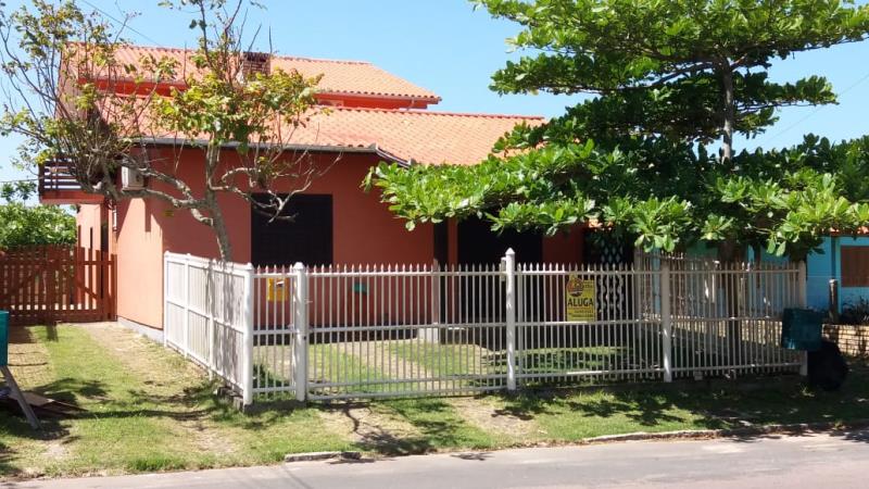 Casa Código 99 para Aluguel Temporada  no bairro Centro na cidade de Garopaba